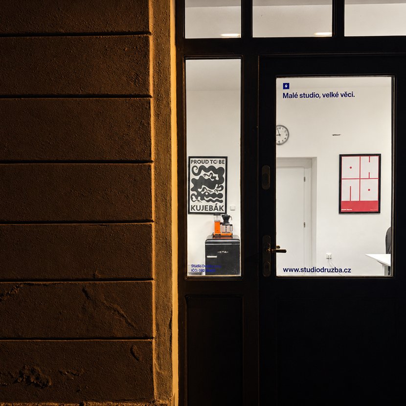 Dveře ateliéru Studia Družba ve Vysokém Mýtě večer